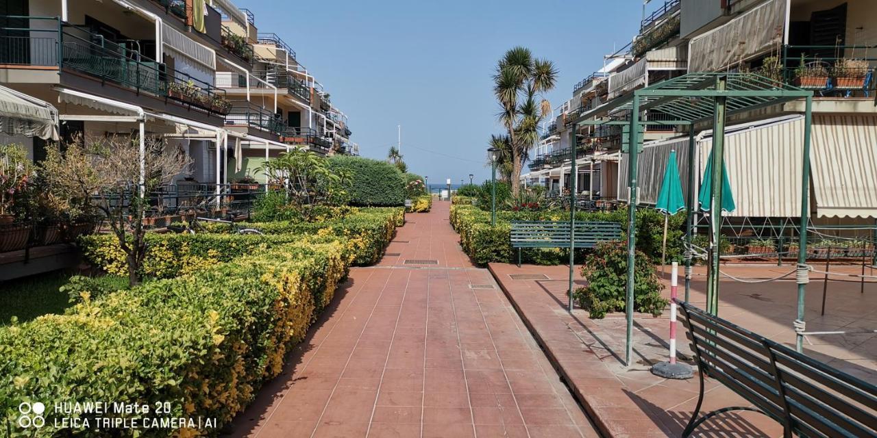 Sea Garden, Fronte Mare Con Piscina Apartment Mascali Exterior photo